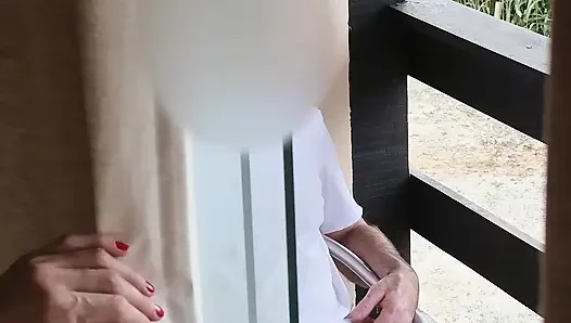 Schockierte stiefmutter erwischt stiefsohn beim auf dem balkon, hilft ihm aber beim beenden