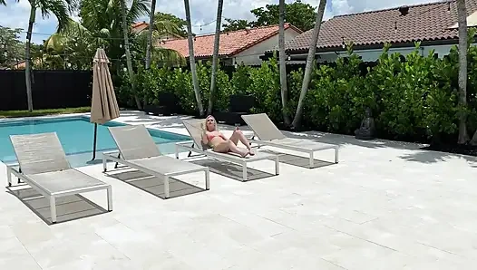 Sevimli sarışın Aria Banks havuz başında yarağımı emmeyi seviyor