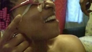 Zwart meisje met bril webcam pijpbeurt met romige gezichtsbehandeling