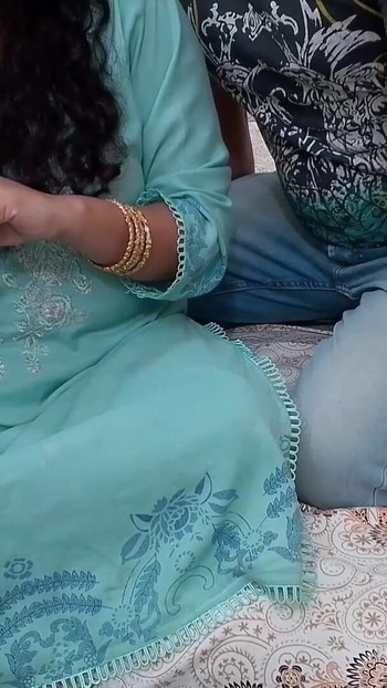 La matrigna indiana dice al figliastro: "Tuo padre non può fare niente ora". | Clip 1