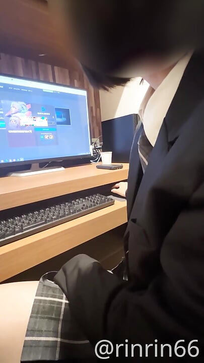 18-årig petite pige, ultrarealistiske smartphone-optagelser. Gemt på kamerarulle! Video efter skoletid