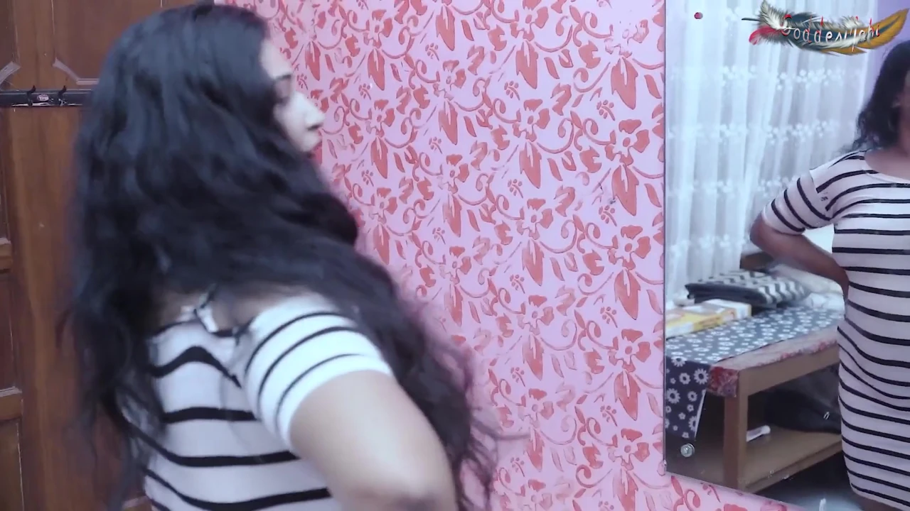 Seksi doyel evde kimse yokken elektrikçi bir antim ile sikişiyor