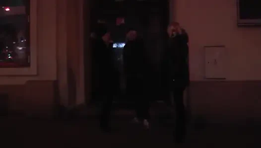 Cewek rambut pirang dientot habis-habisan di dalam fick bus