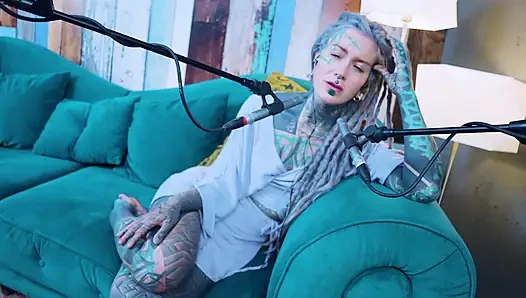 Ich spreche über M - Musik - ASMR podcast SFW spricht goth dünnes mädchen dreadlocks tattoo-modell inked mädchen