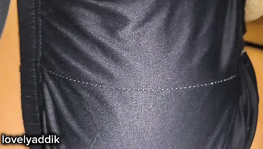 Ibu tiri suka nontonin dia di balik selimut