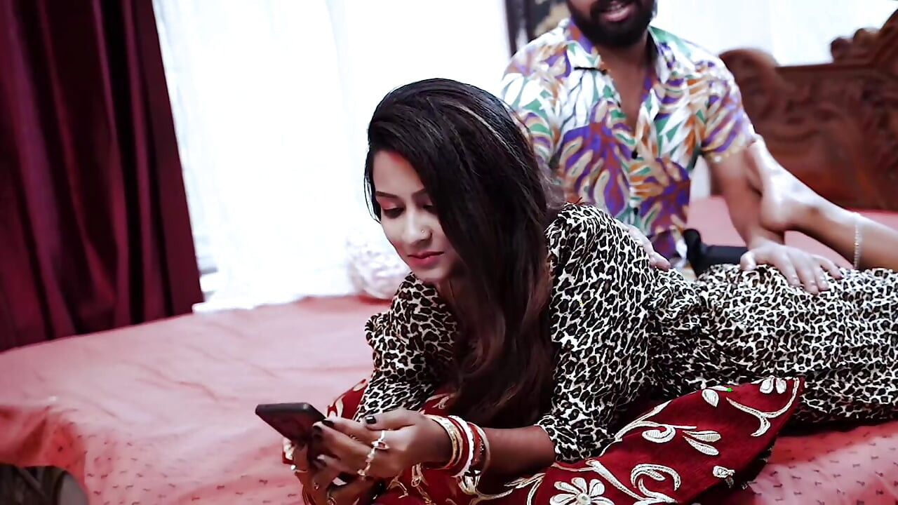 Biwi samjh kar soteli bahan ko room me band kar ke chod diya