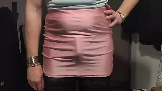 Holly ima izbočinu u svojoj mini suknji