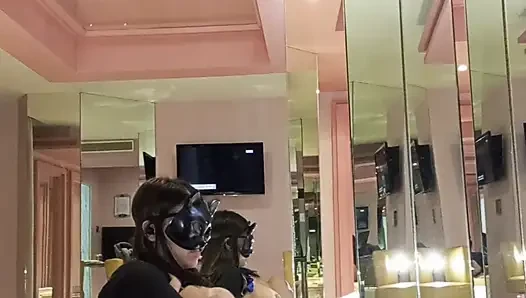 Я мастурбую во время горячего видео-звонка с моим пасынком и вставляет 22 см черный дилдо в мою киску.