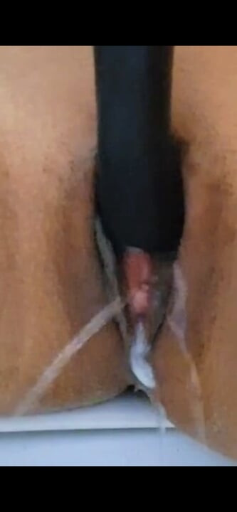 Oyuncağımı sikerek sulanan ve işeyen amım