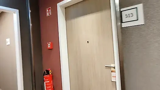 Sürtük evli kadın tatilde yatakta kahvaltı istiyor