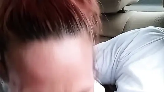 Sokak fahişesi arabada oral seks yapıyor. Ağıza boşalma