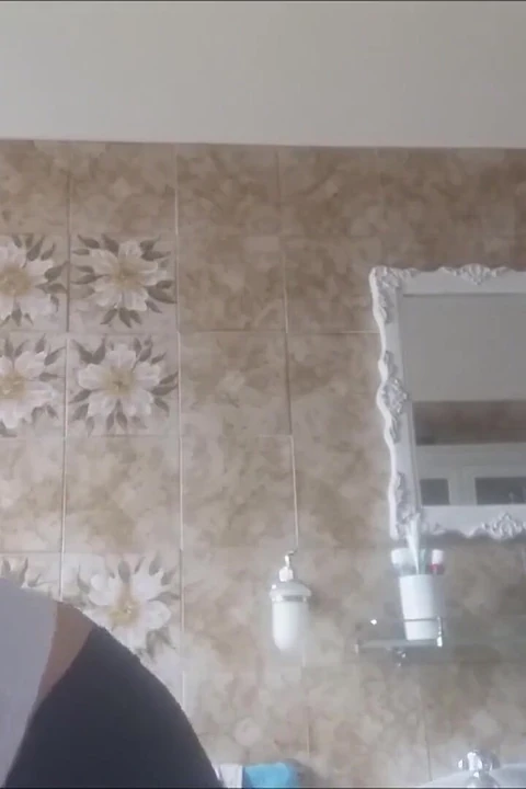 Hoжeљ li da me pratiљ do kupatila? Uđi unutra