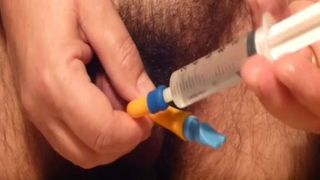 Massaggia il cazzo con un catetere di foley ch24 (molto grande !!) e sperma