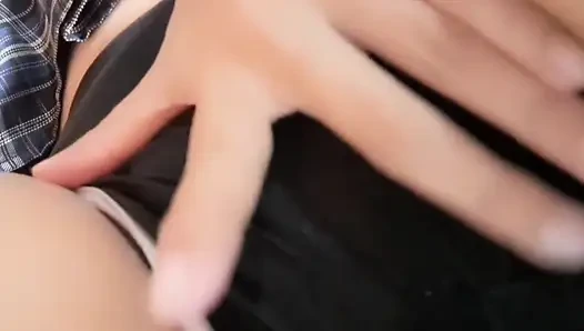 Kolombiyalı kadın vajinasına dokunuyor
