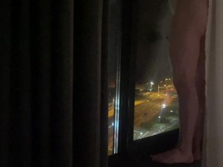 Nude na janela do hotel