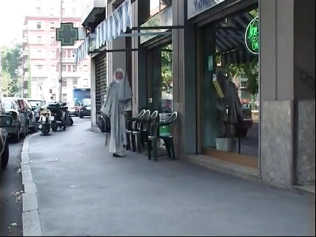 Kåt jente får en stor hvit kuk dypt i munnen