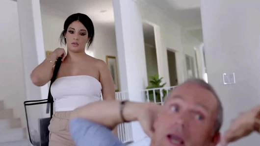 Freche latina fickt den sugardaddy ihrer schwester, während sie draußen ist