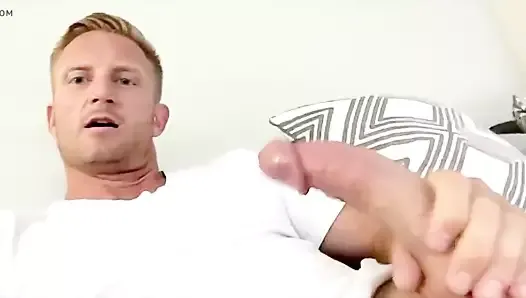 Un papa blond et sexy se branle une grosse bite