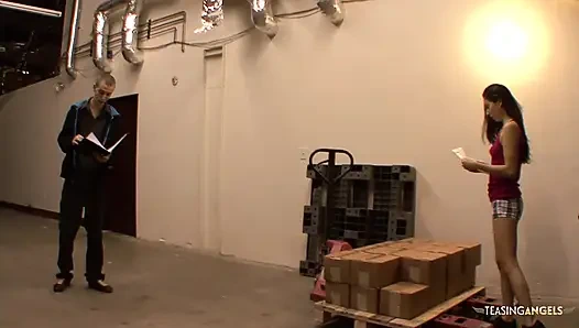 Patron yarağını seksi yeni bir çalışanla tanıştırıyor