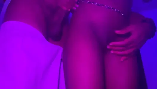 Ateşli minyon zenci genç kremsi amcık büyük zenci yarağı tarafından zenciyle sikiliyor duştan çıktığında klitorisinin fiddlinge karşı koyamadı bakış açısı