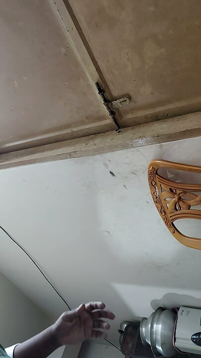 A desi barátom meglátta a nagy melleimet, és a farkát a számba dugta, a nedvem végigcsorgott rajtam