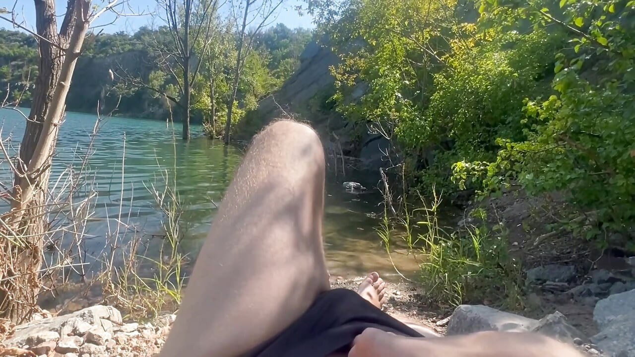 Un tip de pe plajă a decis să-și masturbeze pula în timp ce oamenii se odihneau în apropiere și au ejaculat de la supraexcitare