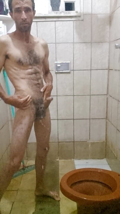 Ik neem een douche met een hard-on en ruk me af totdat ik klaarkom
