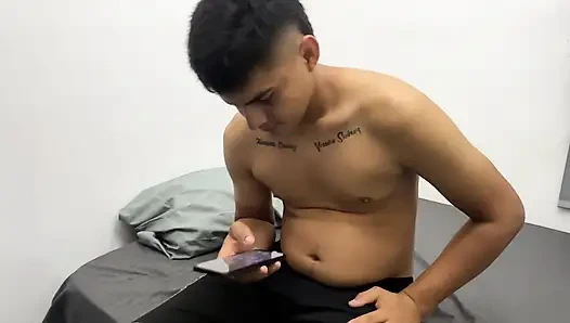 Ich sehe, wie meine stiefschwester ihr magazin lese, ich sage ihr, dass ich es gelangweilt habe, und wir bekommen am ende den fick unseres Lebens