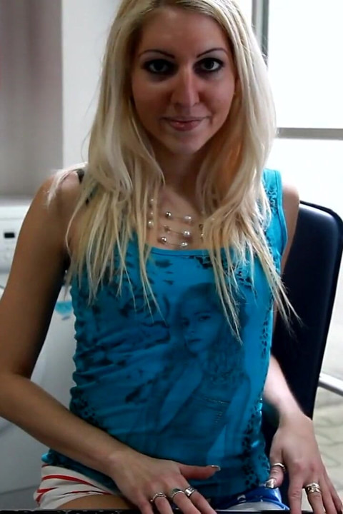 Babe use dildo to reach orgasm