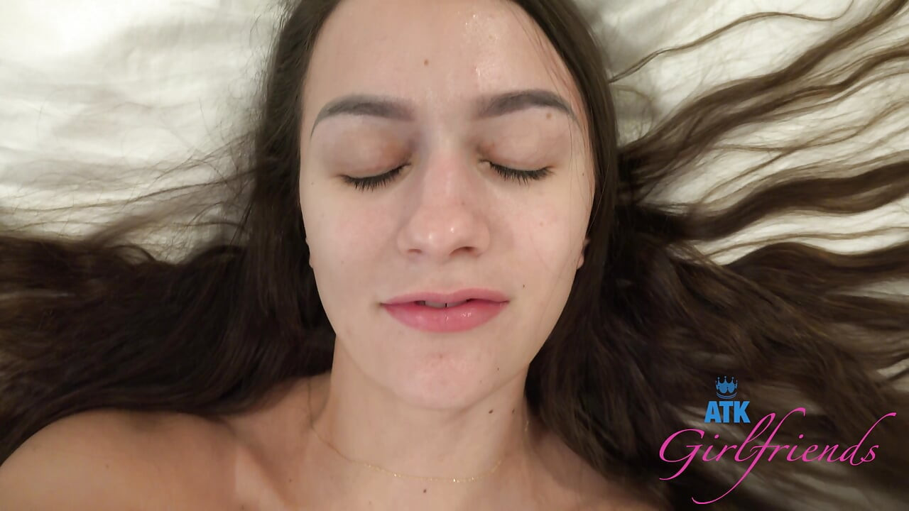 Malo je kiљno, ali joљ uvek malo istraћujeљ sa Summer. Malo je hladno pa se vrati u sobu da se jebeš.