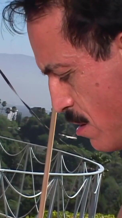 Będąc na swoim podwórku, brunetka zaprasza starszego mężczyznę do seksu | Klip 1