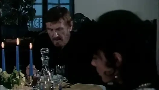 Güzel sarışın yarak kalede amcığını emiyor