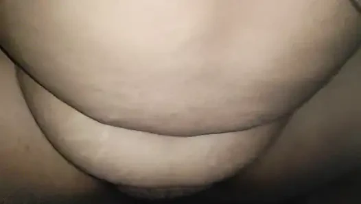 Aku menyetubuhinya dan membuatnya muncrat, itu sangat seksi.