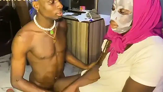 Tante semok berhijab yang baru nikah pura-pura polos diyakinkan untuk selingkuh satu putaran lagi