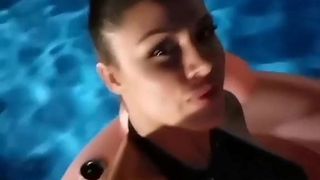 塞尔维亚歌手荡妇sandra afrika在游泳池里