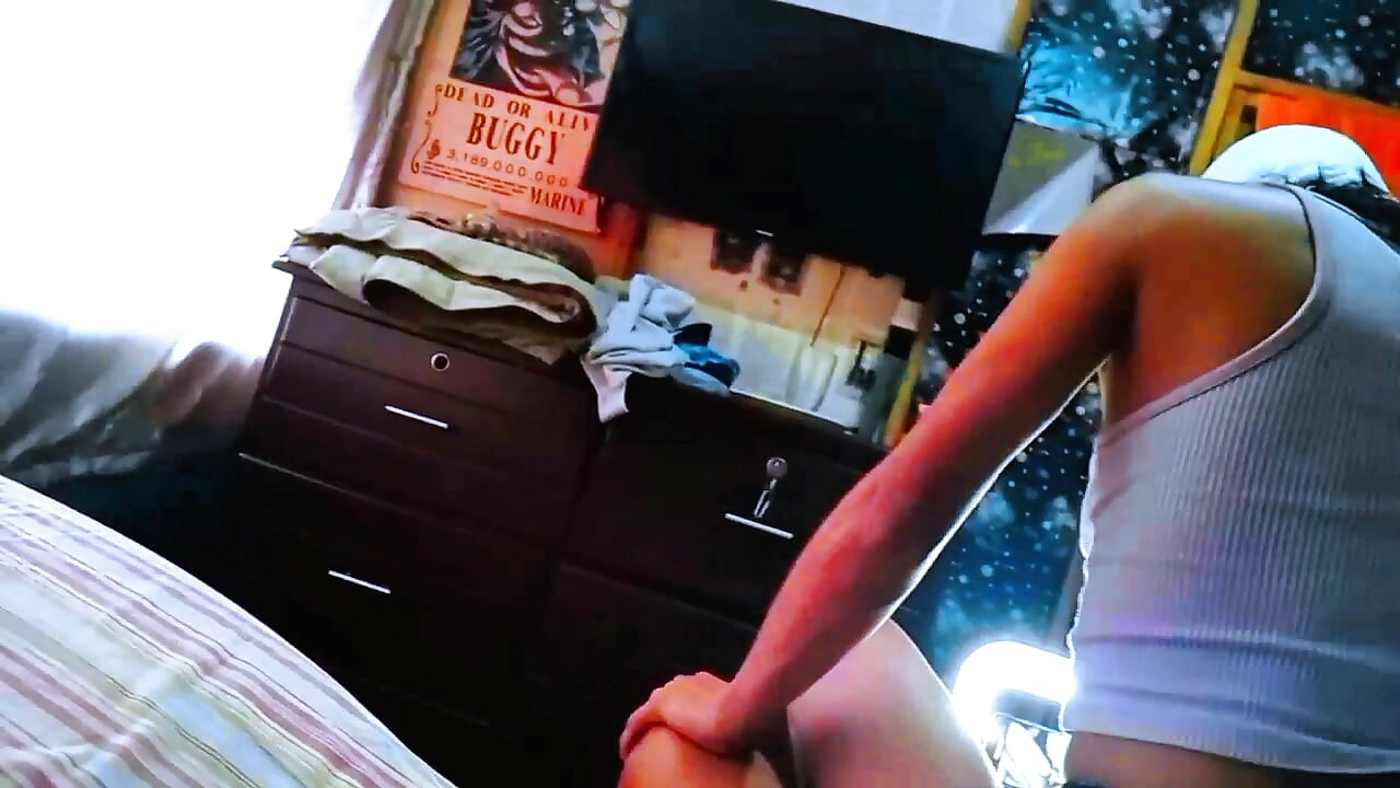 순진한 배다른 여동생은 의붓아빠가 말하는 모든 일을 합니다.