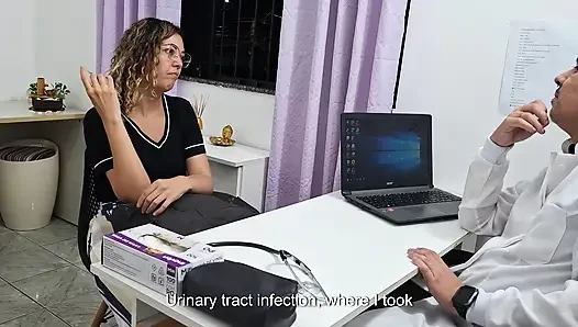 Медицинский осмотр живота пациентки в кабинете врача.