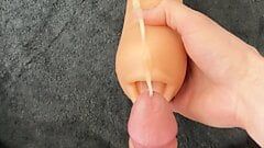 Chastity cage bevrijding en klaarkomen in mond van mastrubator sex speeltje
