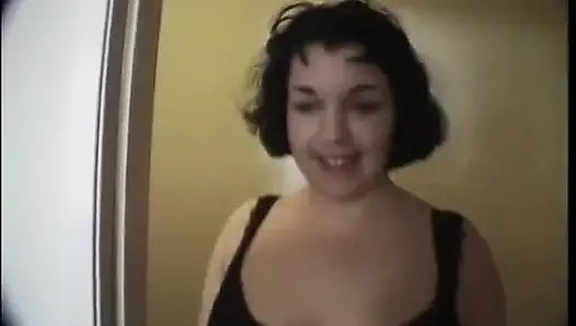 Düzgün vücutlu sürtük halı zemininde sikilmeden önce ıslak sakso çekiyor