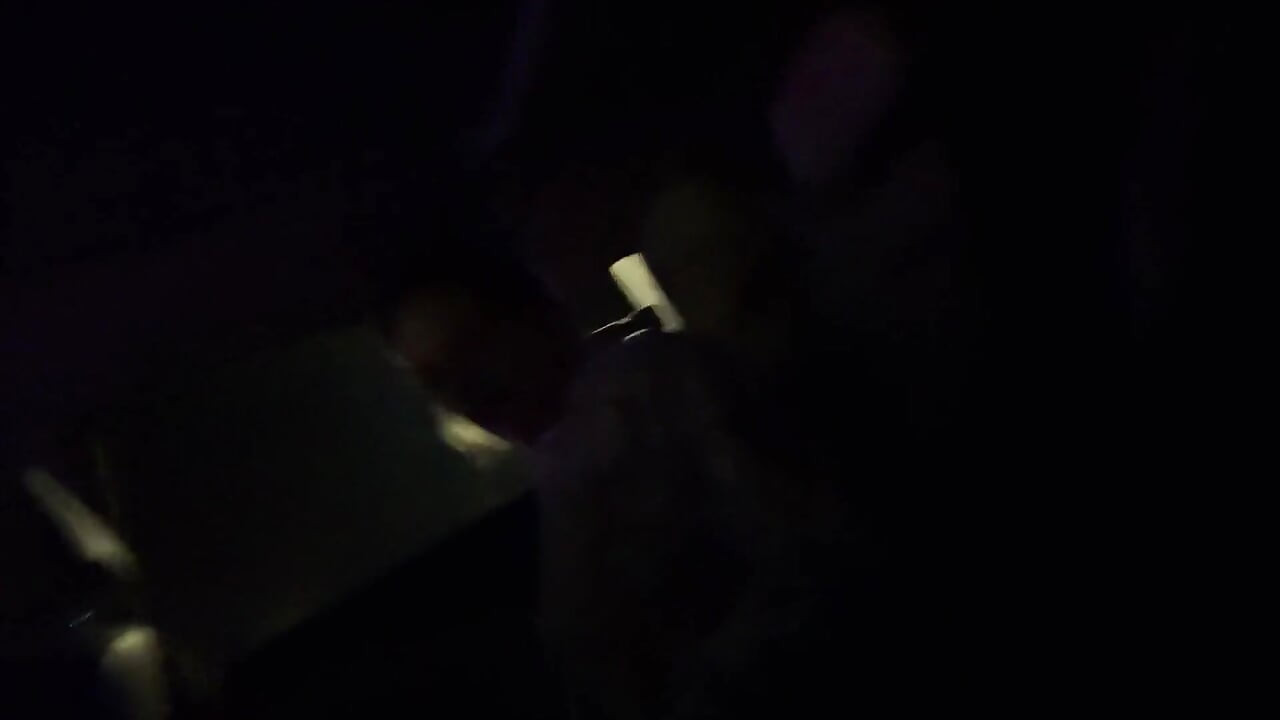 Preliminares sorrateiras durante passeio de carro e sexo selvagem no Hotel