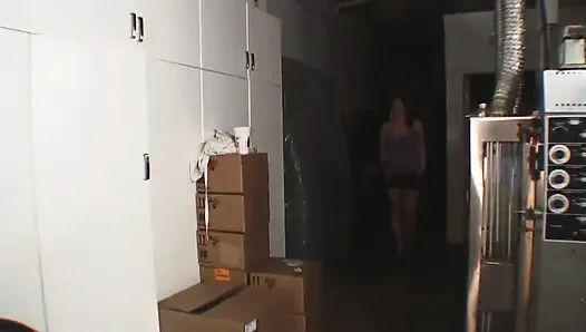 Brunette tetek besar yang menakjubkan disetubuhi oleh rekan kulit hitamnya di tempat kerja