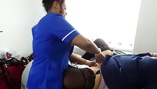 Hemşire tatilde lezbiyen arkadaşını test ediyor