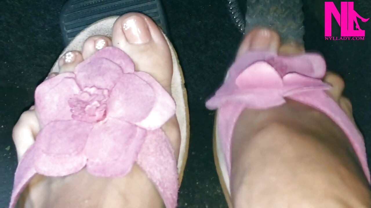 Revving meu carro em chinelos floridos rosa