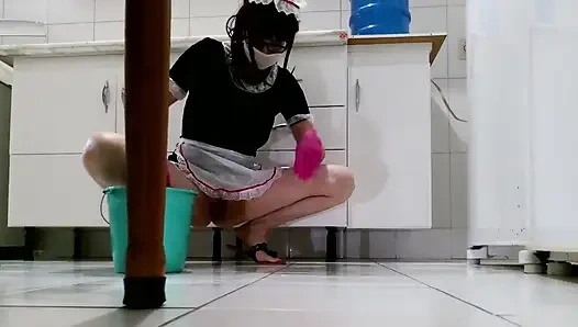 Nefis patron ve ev hizmetçisi mutfakta