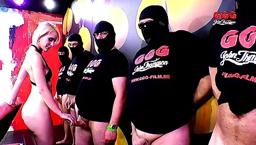 Sarışın genç kız sakso çekmeyi ve ggg john thompson'ı yutmayı seviyor