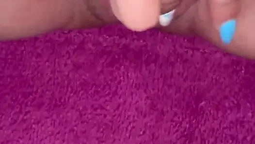 Küçük amcık o kadar ıslak ki yarağa ihtiyacım var