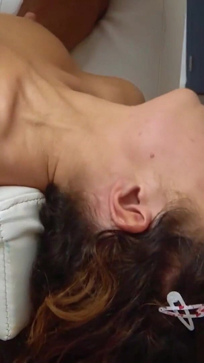 業餘巴西蕩婦被怪物大屌倒立深喉POV |片段 1