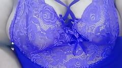 Bröstshow i violett klänning