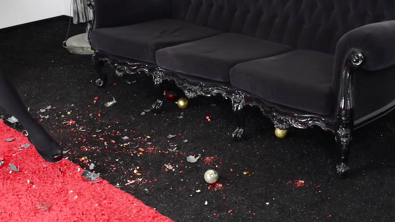 Crush Feets - I Hate Xmas - Top Arabian Domina Cecilia Fernandez