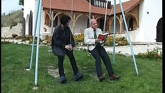 Pelacur Jerman dewasa berbagi kontol di pesta seks luar ruangan yang panas